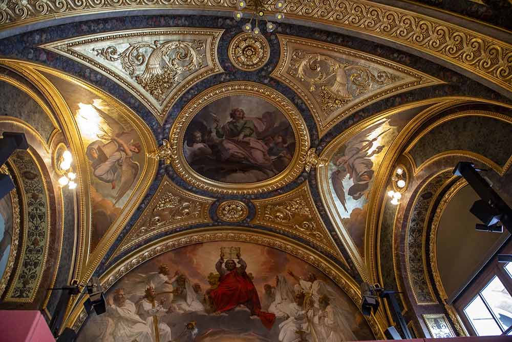 Dans la salle René Monory, les plafonds peints et les dorures témoignent de l'ancienne vocation religieuse de cette salle, aujourd'hui dédiée aux réunions du Sénat.