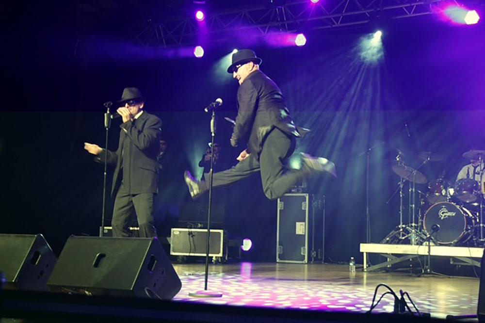 The Blues Brothers - Danse, acrobaties rythment le spectacle.