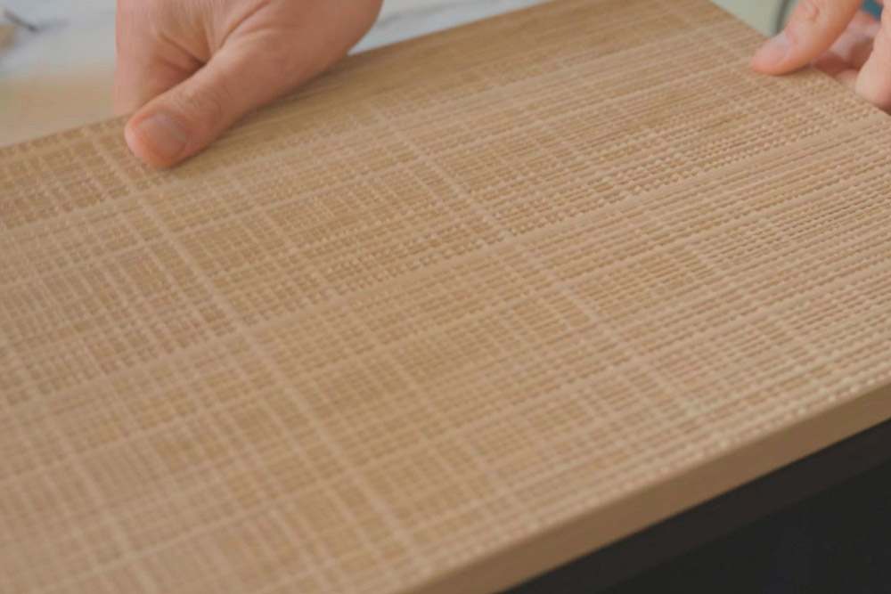 Inspirée du tissage traditionnel des tatamis japonais, la façade en bois véritable Boho devient la signature de cette création. Son relief graphique apporte texture, rythme et authenticité à l'espace.