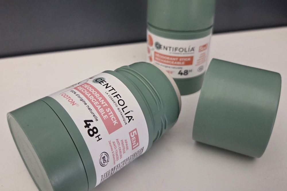 Formulés à partir d'actifs 100% d'origine naturelle, ces déodorants en sticks et rechargeables assurent une protection longue durée.