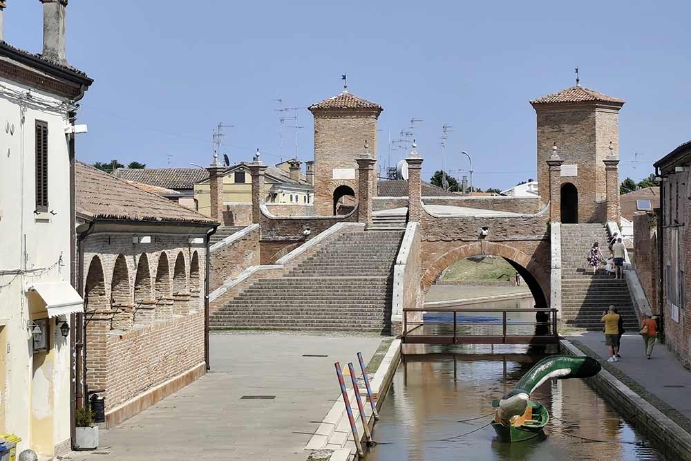 Comacchio - Le Trepponti, avec ses cinq escaliers.