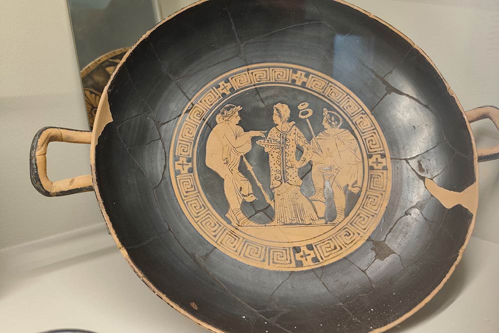 Comacchio - Une des nombreuses assiettes étrusques du musée.