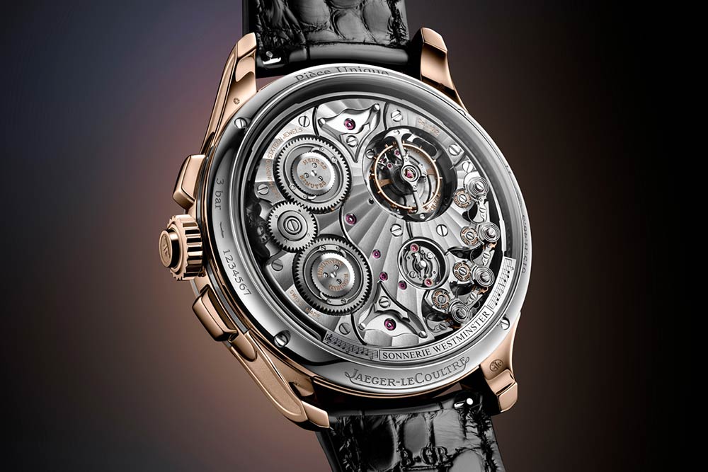 Précision du mécanisme, esthétique du boitier même sur le dessous...La qualité Jaeger-LeCoultre. 
