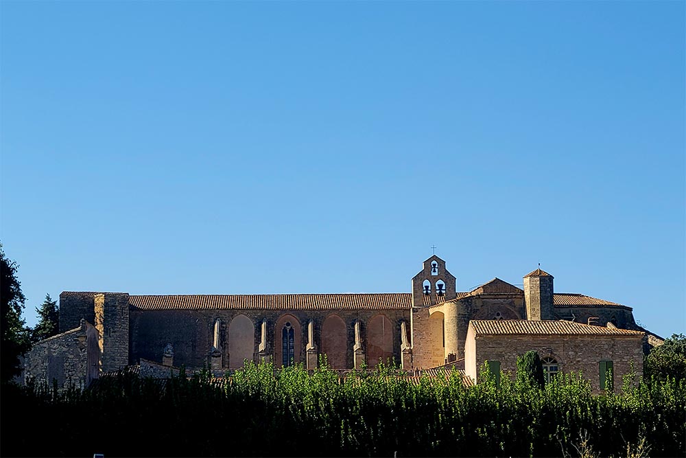 Etang de Thau - Une vue de l’abbaye de Valmagne.