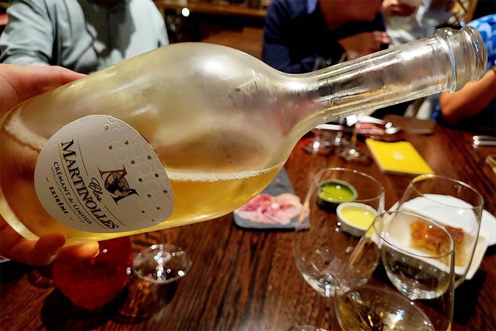 Une bouteille de Clos Martinolles, un crémant de Limoux.
