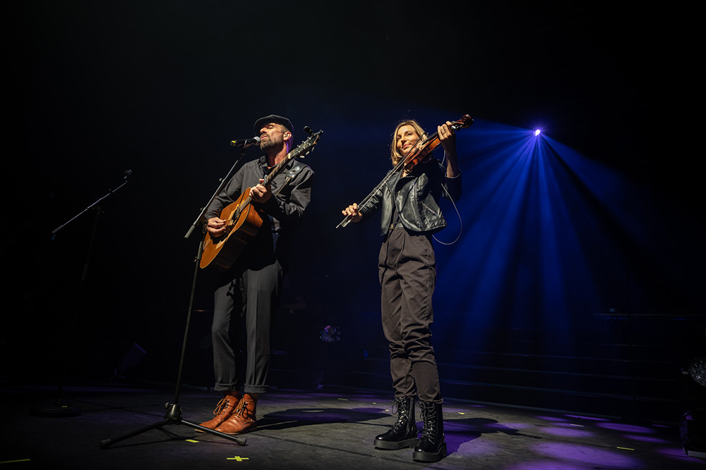 Les artistes chantent et jouent de la musique.