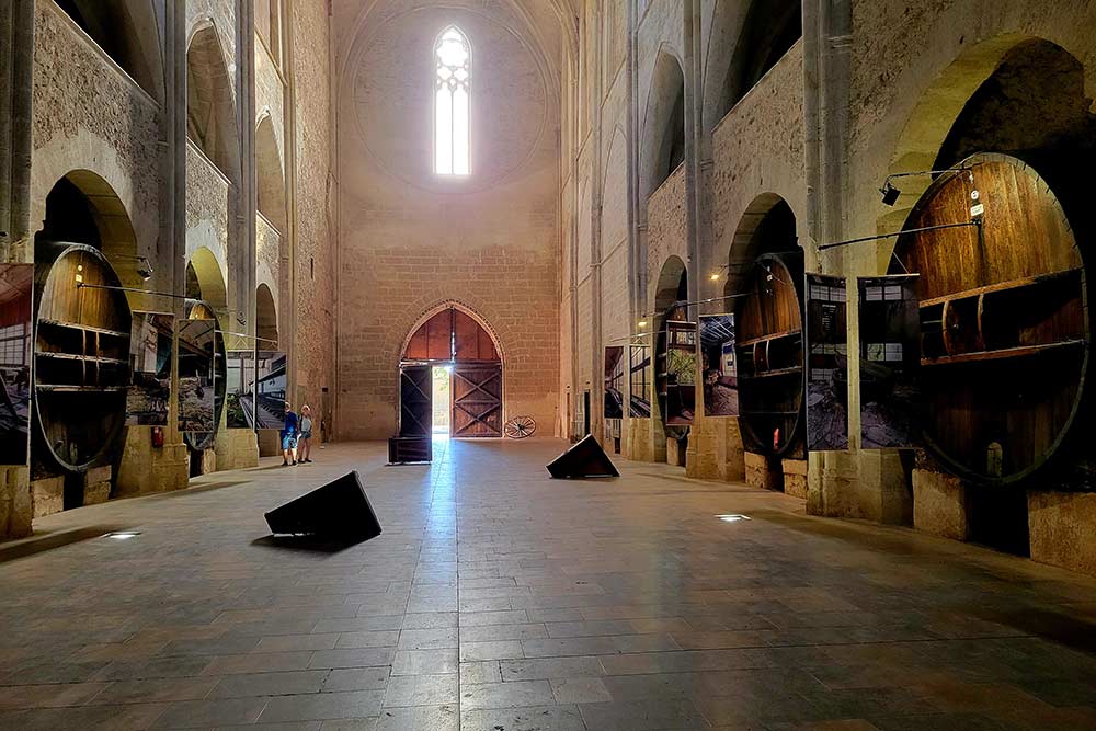 Des foudres en bois de Russie dans l’ancienne chapelle de l’abbaye de Valmagne.