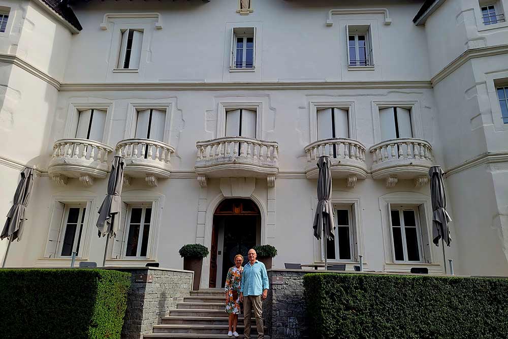 Languedoc - Denis et Martine Feigel devant le château d’Autignac, une « folie » du XIXe siècle somptueusement restaurée.