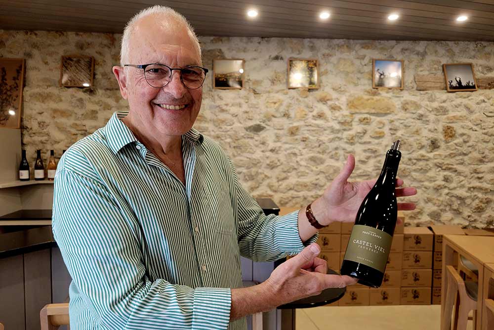 Denis Feigel présente les vins des Prés Lasses dans le cellier jouxtant le château.