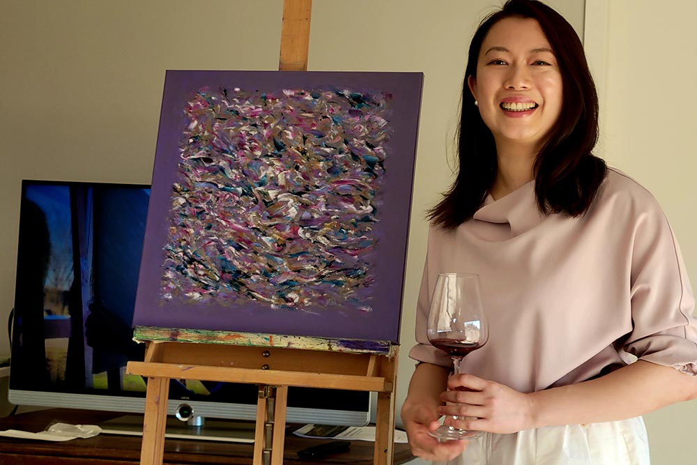 Languedoc - L’artiste et spécialiste du vin Zheyi Mai explique sa peinture inspirée par sa dégustation des vins du Domaine de Cébène.