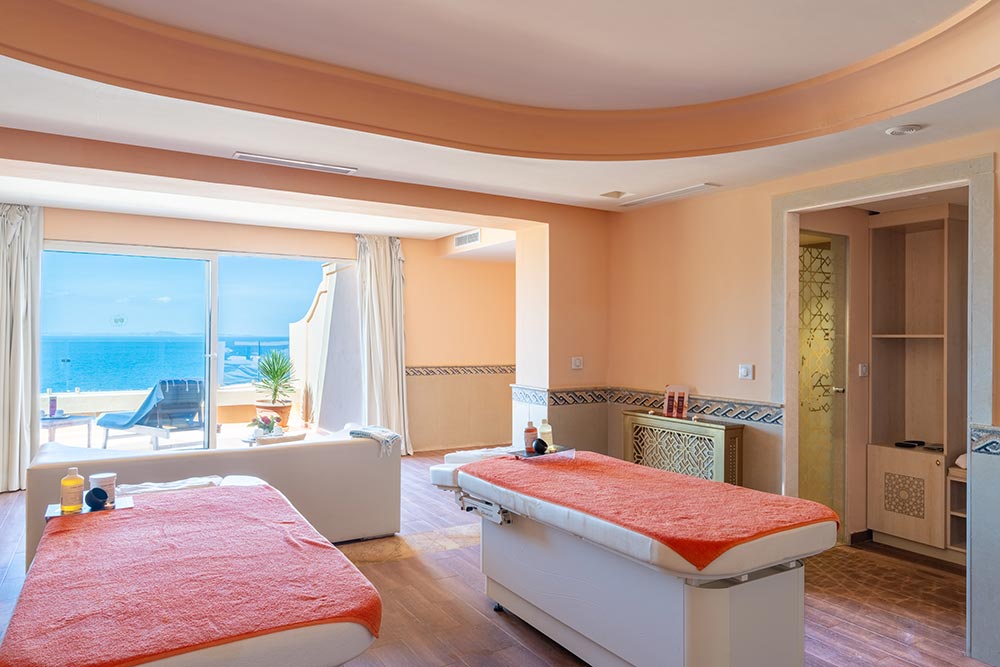 44 cabines de soins, certaines avec balcon.