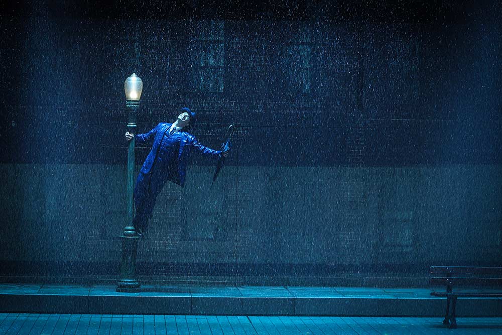 Singin’ in the Rain - Un moment magique quand Don Lockwood chante sous la pluie. Une vraie pluie sous laquelle est trempé... comme dans le film.