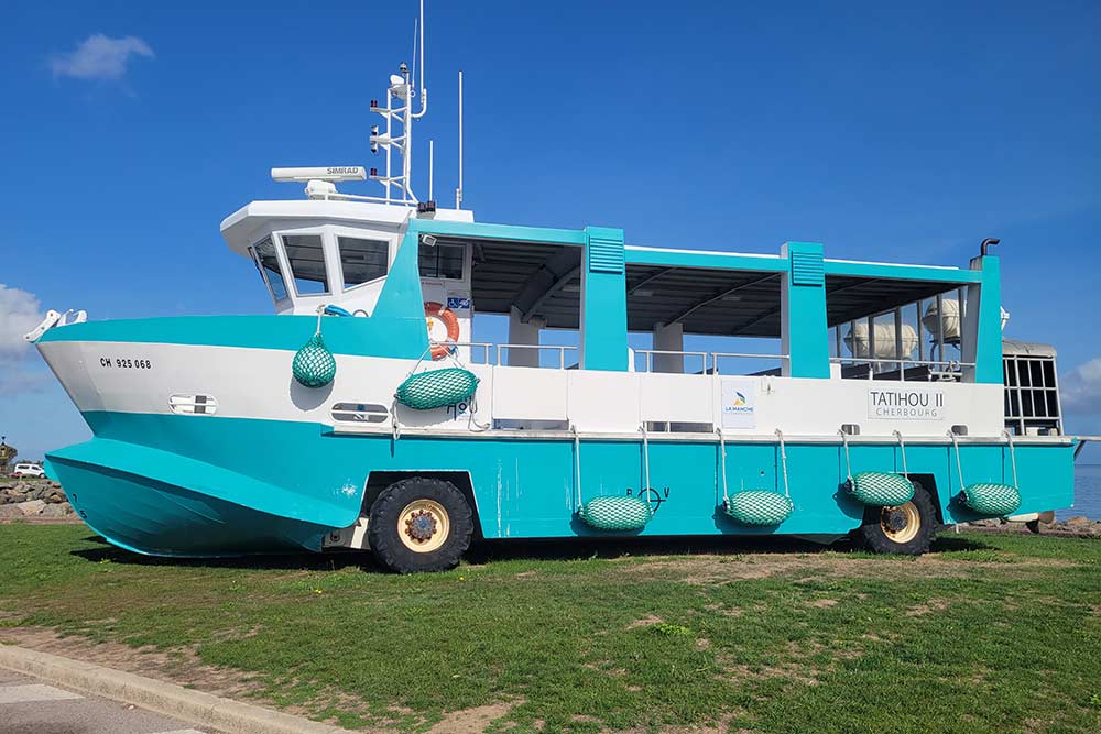  Le « Tatihou II » reste exposé sur le port de Saint-Vaast.