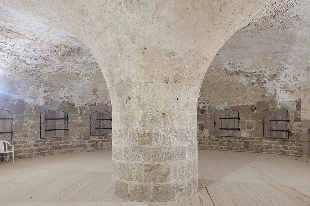 L’intérieur de la Tour Vauban. Des murs de 4 mètres d’épaisseur et un pilier central qui assure la stabilité de l’ouvrage. 