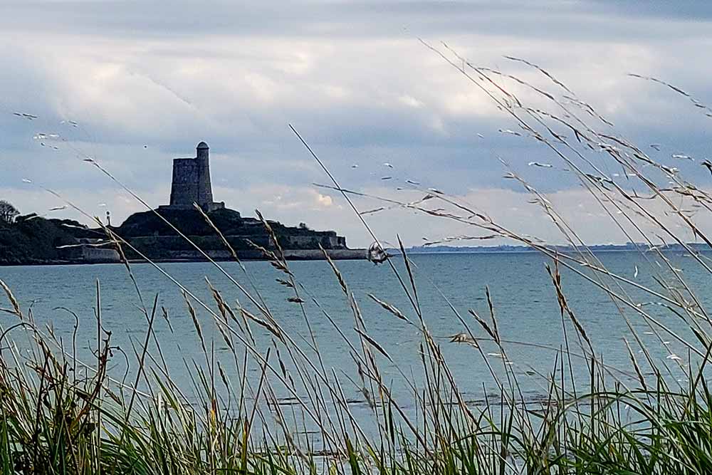 Les tours de Tatihou et de La Hougue sont inscrites, avec onze autres sites fortifiés par Vauban au Patrimoine mondial de l’humanité.