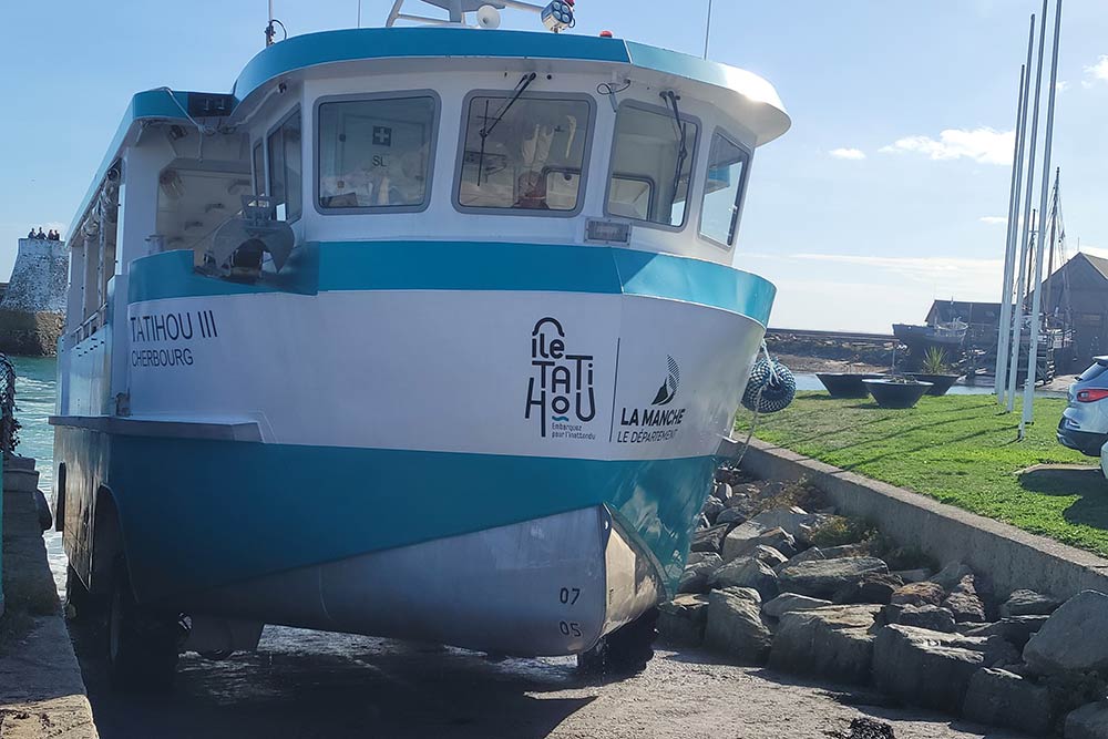 Tatihou - Le « Tatihou III » remonte la voie d’accès à l’eau pour déposer ses passagers à Saint-Vaast.