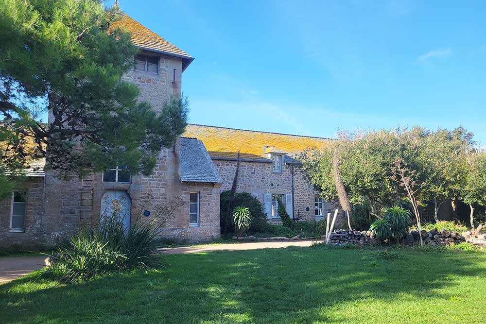 Tatihou - Les bâtiments du lazaret ont été régulièrement réaménagés en fonction des besoins. Ils abritent aujourd’hui les chambres des « Maisons de Tatihou ».