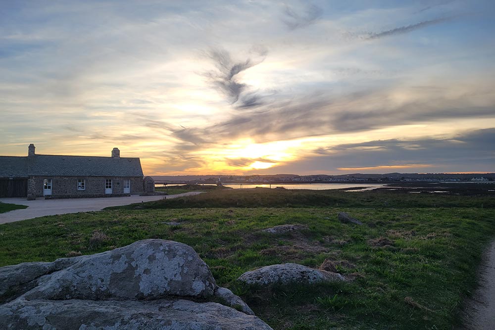 Le soleil se couche sur Tatihou, plongeant l’île dans un extraordinaire silence.