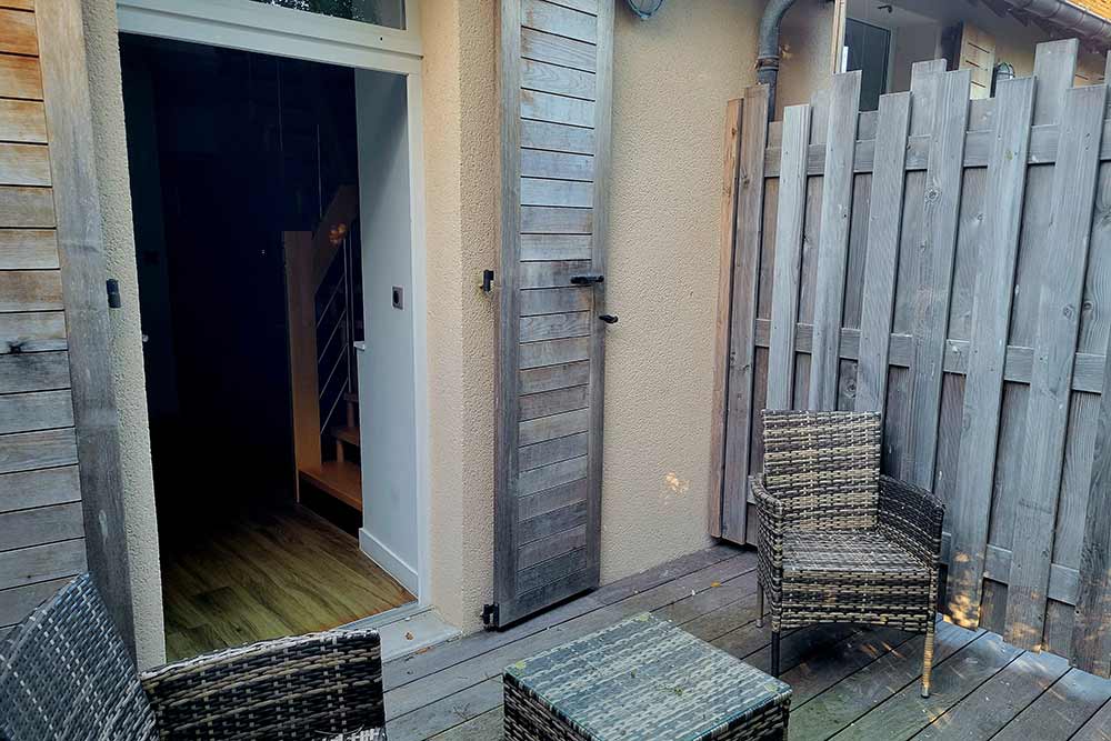 Tatihou - La terrasse d’une chambre de la Maison des Equipages.
