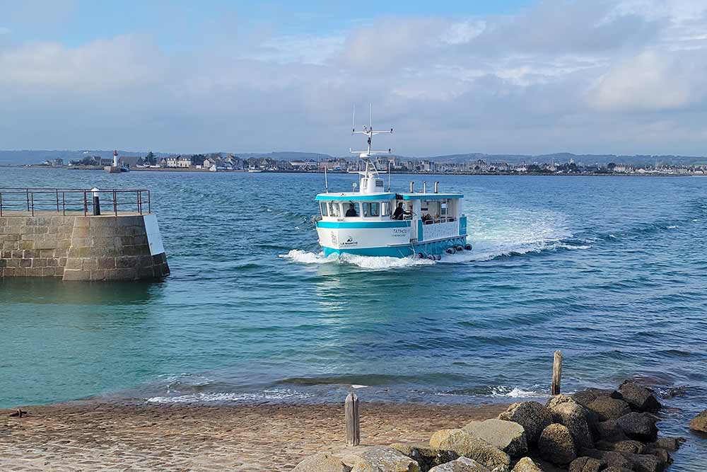 Le « Tatihou III » arrive dans le minuscule port de Tatihou.