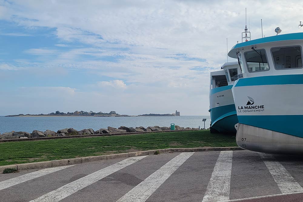 Tatihou - Après sa traversée, le « Tatihou III » vient se garer sur un parking dédié sur le port de Sain-Vaast. Au fond, l’île Tatihou.