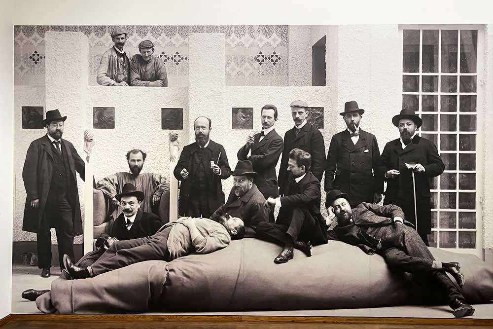 Photo des membres de la Sécession avec, sur le trône, Gustav Klimt (musée Léopold)