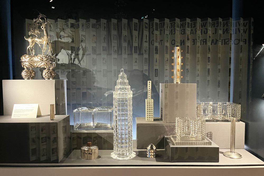 Vitrine d’objets en verre et métal