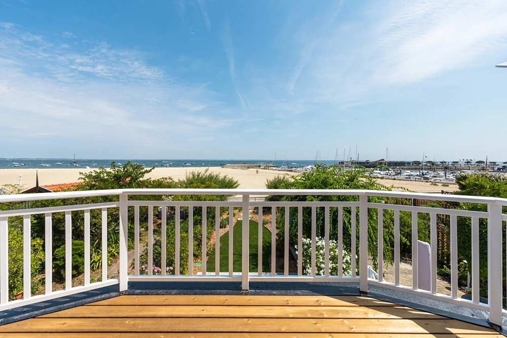 une villa ouverte sur la plage